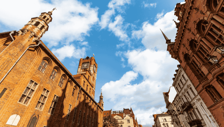 Sportowy Toruń: Jak aktywnie zwiedzać miasto Kopernika?